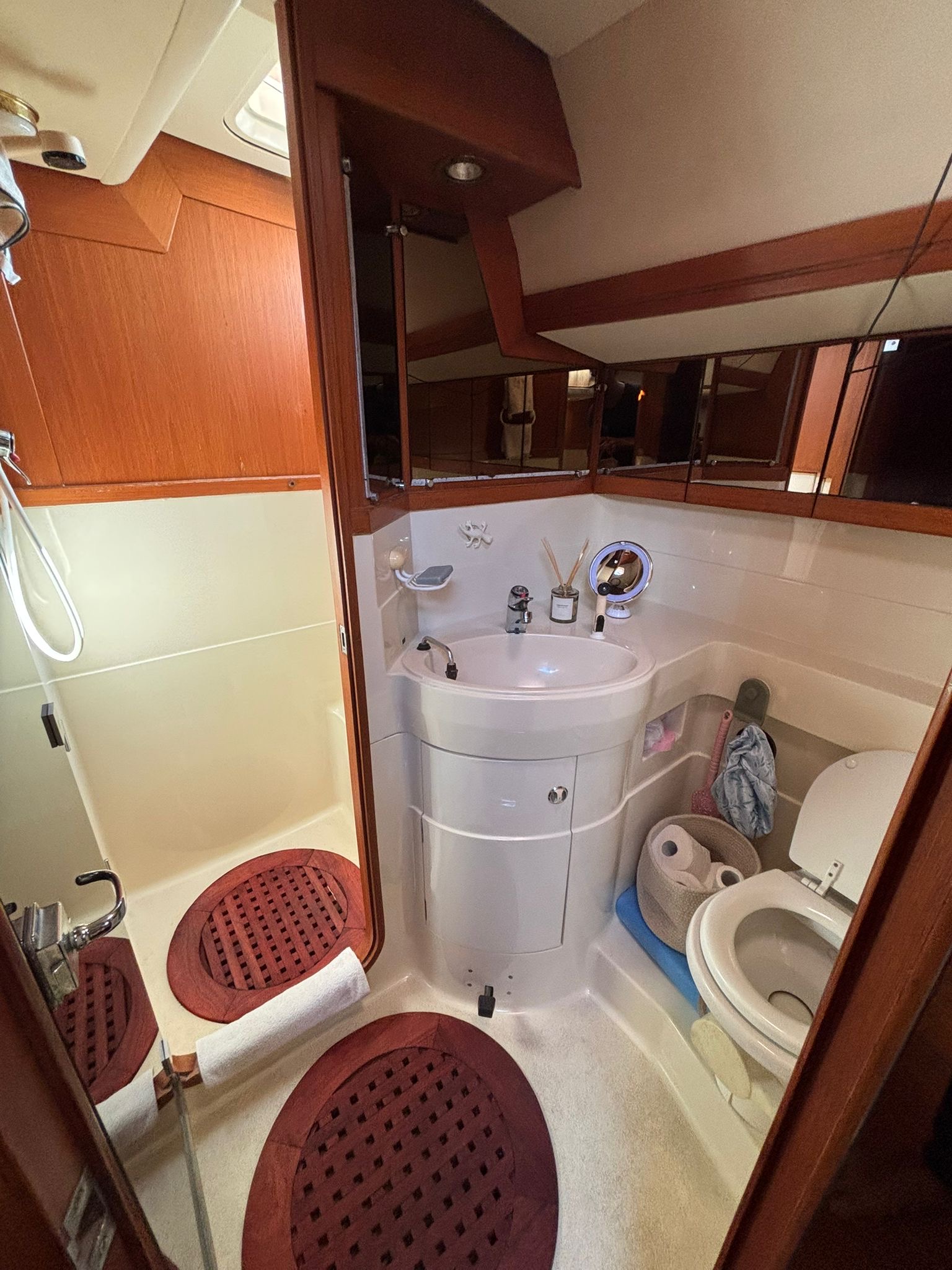 Sparkman & Stephens Baltic 52 OBELIX - head with shower